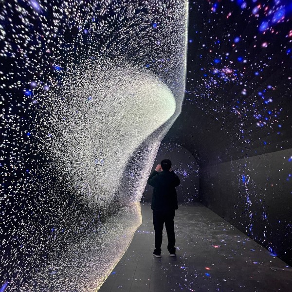 时空隧道屏：颠覆传统显示，开启沉浸体验新纪元