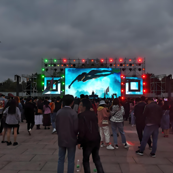 难以置信|这是2025年更热门的户外舞台舞美LED显示屏